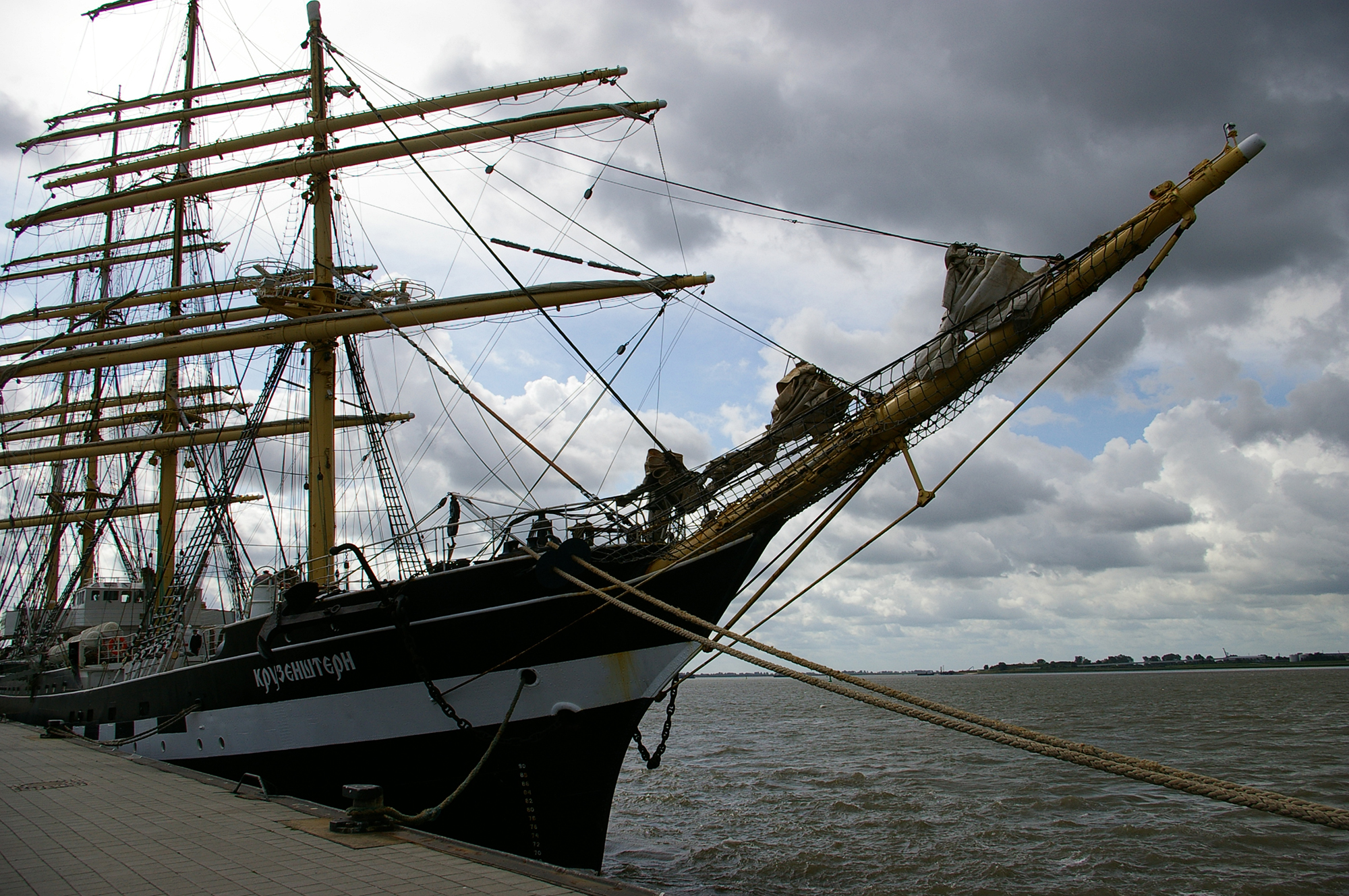 Die KRUSENSTERN an der Seebäderkaje in Bremerhaven